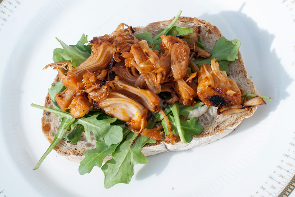 Vegansk “pulled pork”-sandwich (jackfruit)