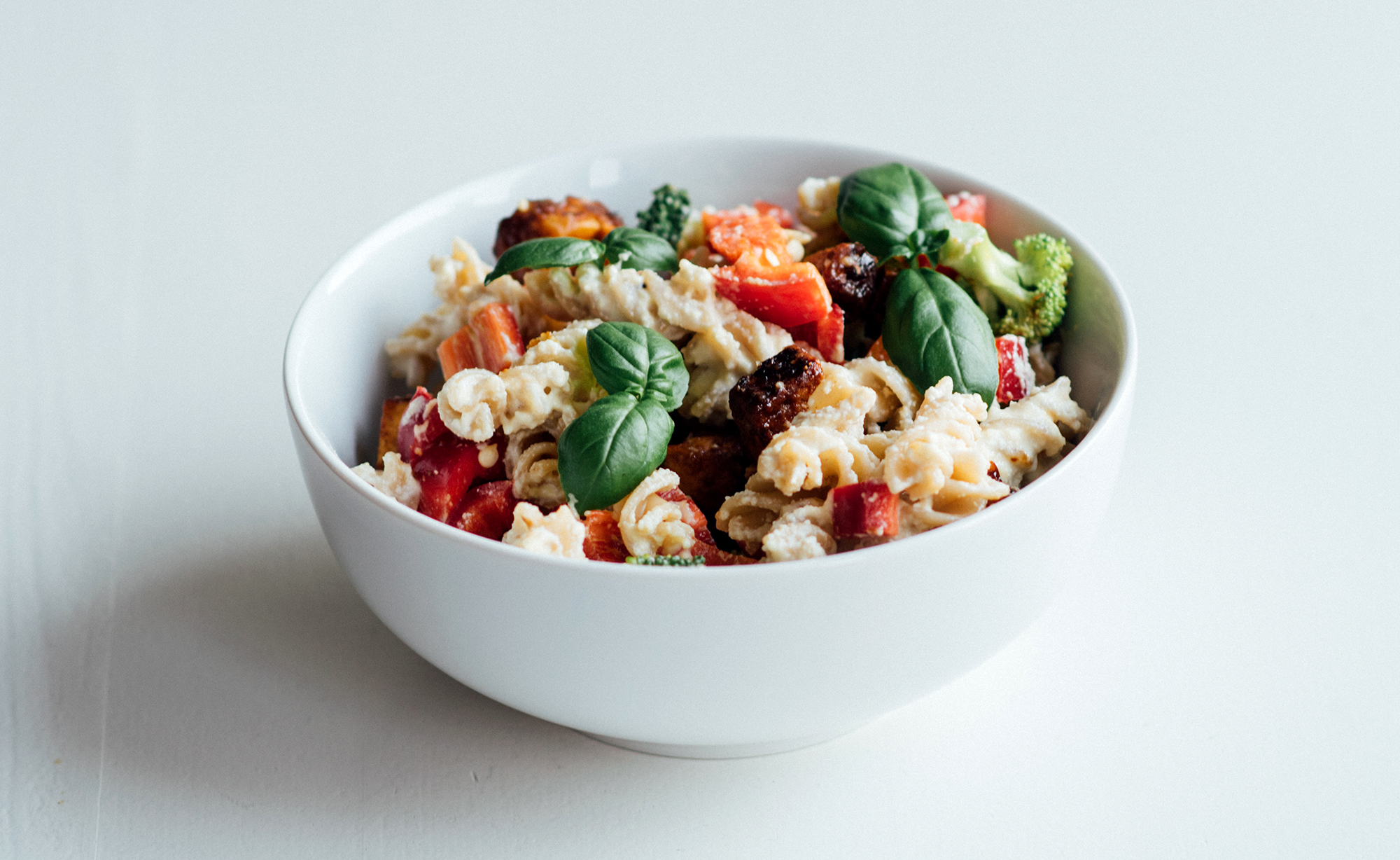 Nydelig vegansk pastasalat med facon