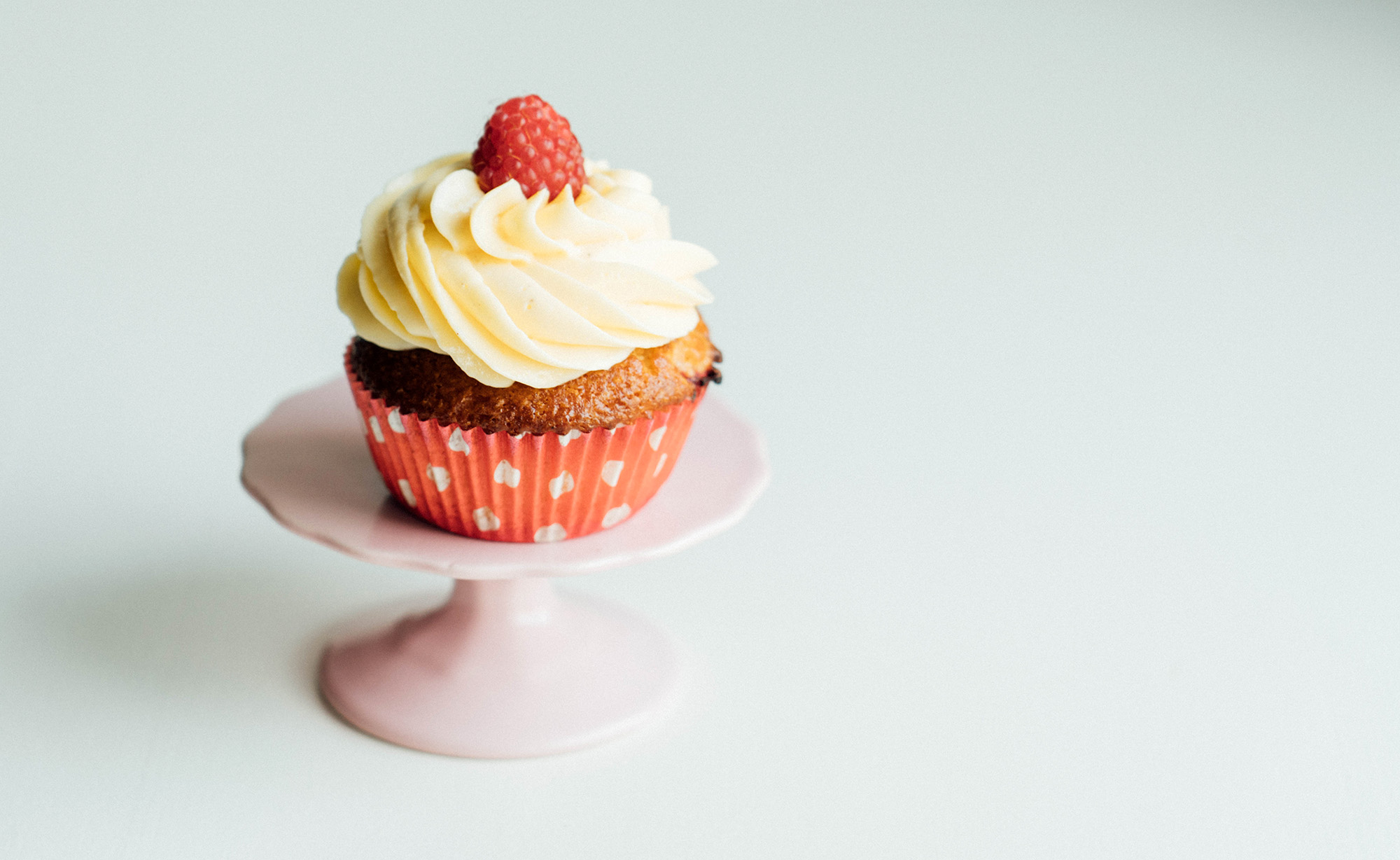 veganske bringebærcupcakes med kremostglasur