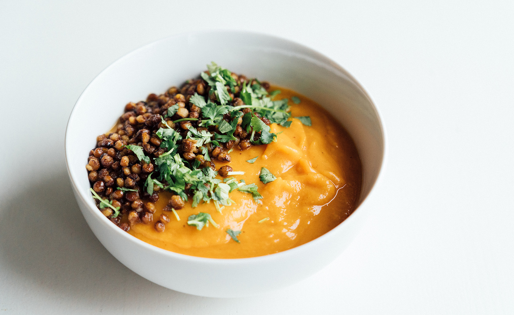 søtpotetsuppe med sprøstekte linser