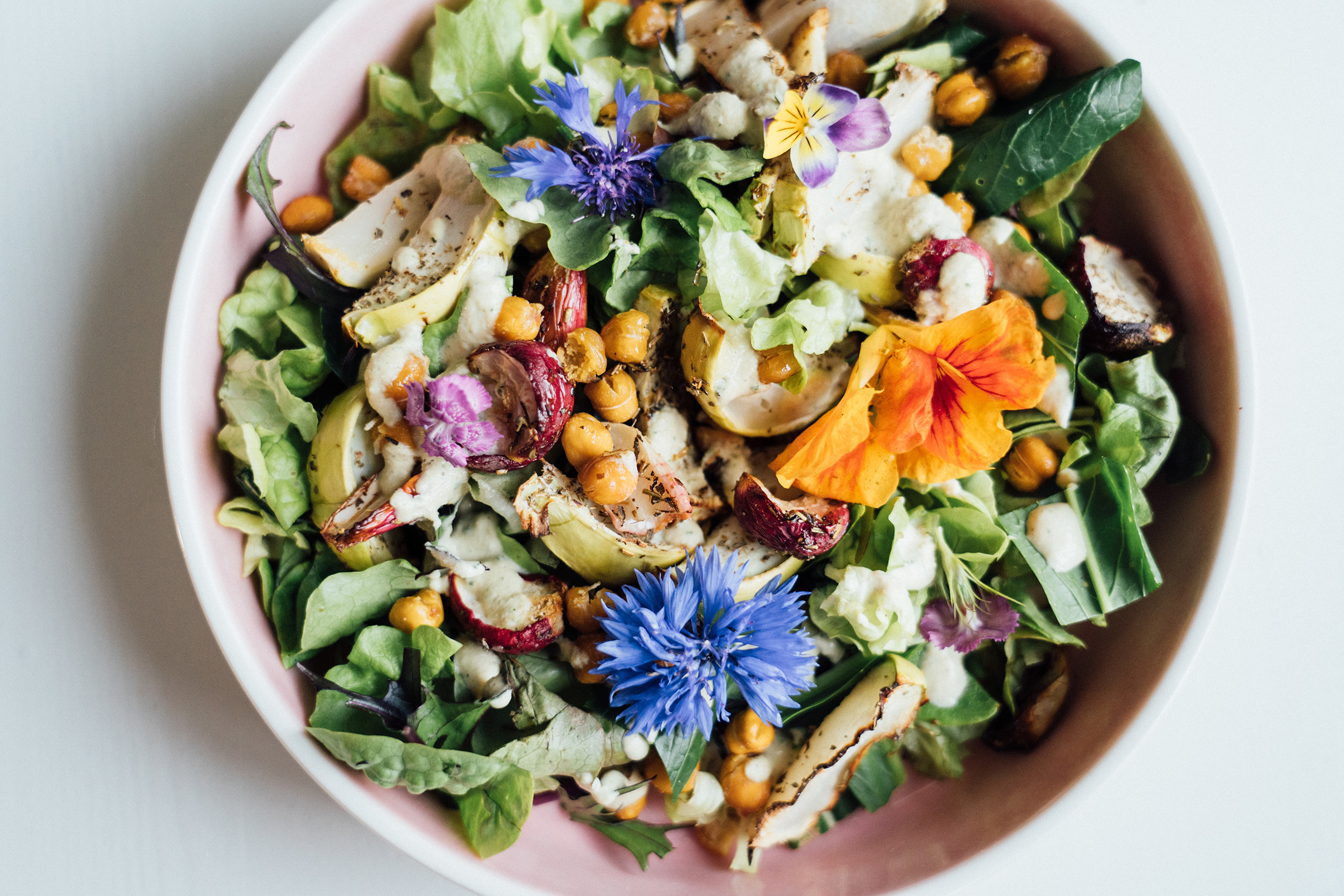 Salat med ovnsbakt knutekål og reddik