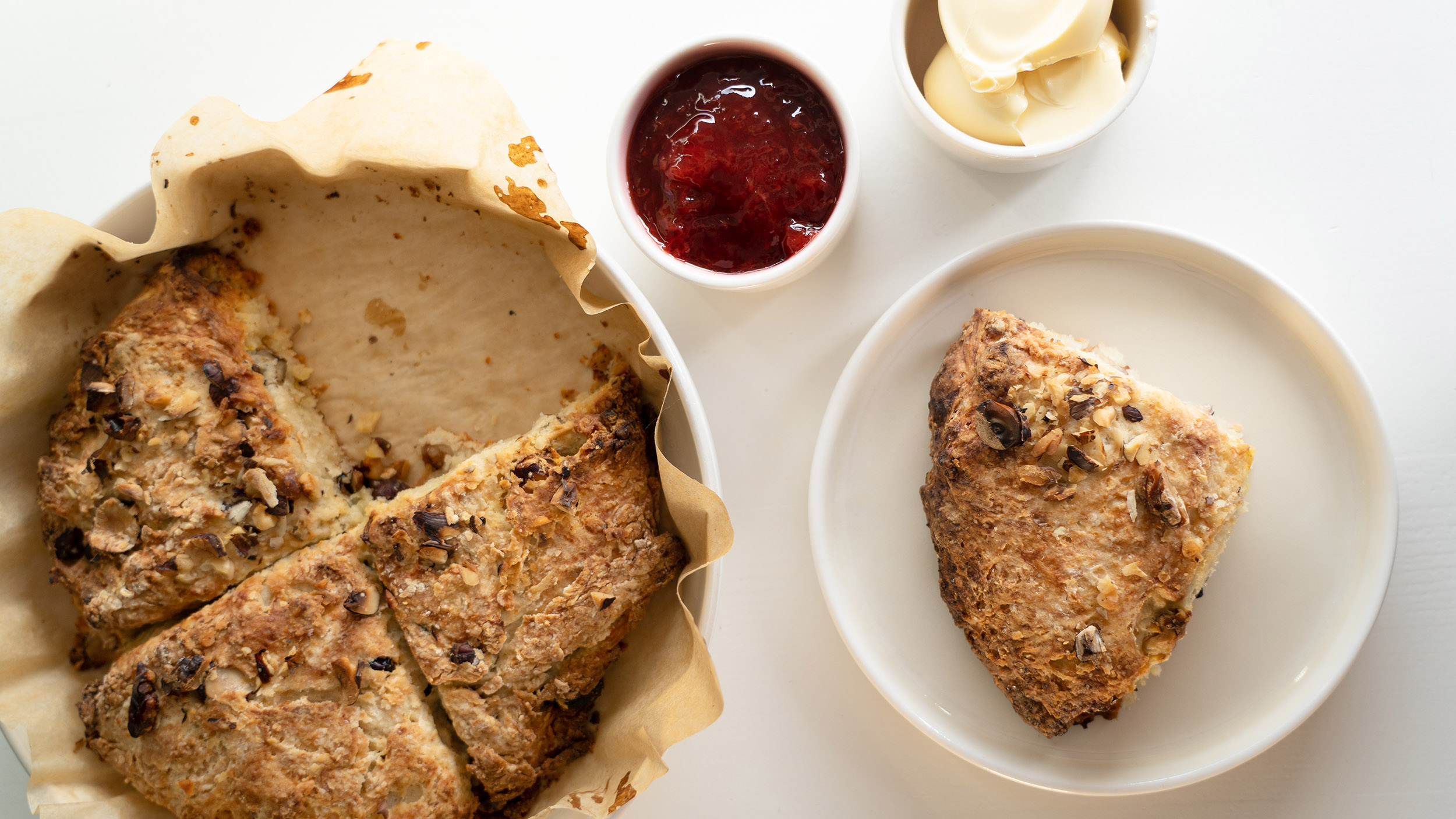 Scones med nøtter, tranebær og appelsin